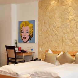 Marilyn Monroe_Richtung Bett.jpg