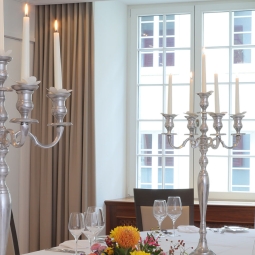 Jurasaal_Tafel nah.jpg