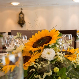 Aare-Jurasaal_Bankett_Bouquet auf Tisch.jpg