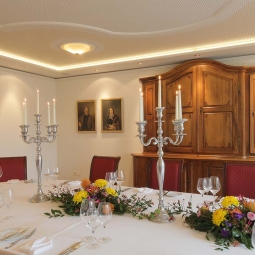Zytgloggesaal_Tafel nah.jpg