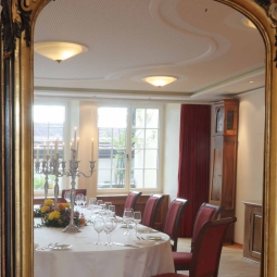 Zytgloggesaal_Tafel durch Spiegel.jpg